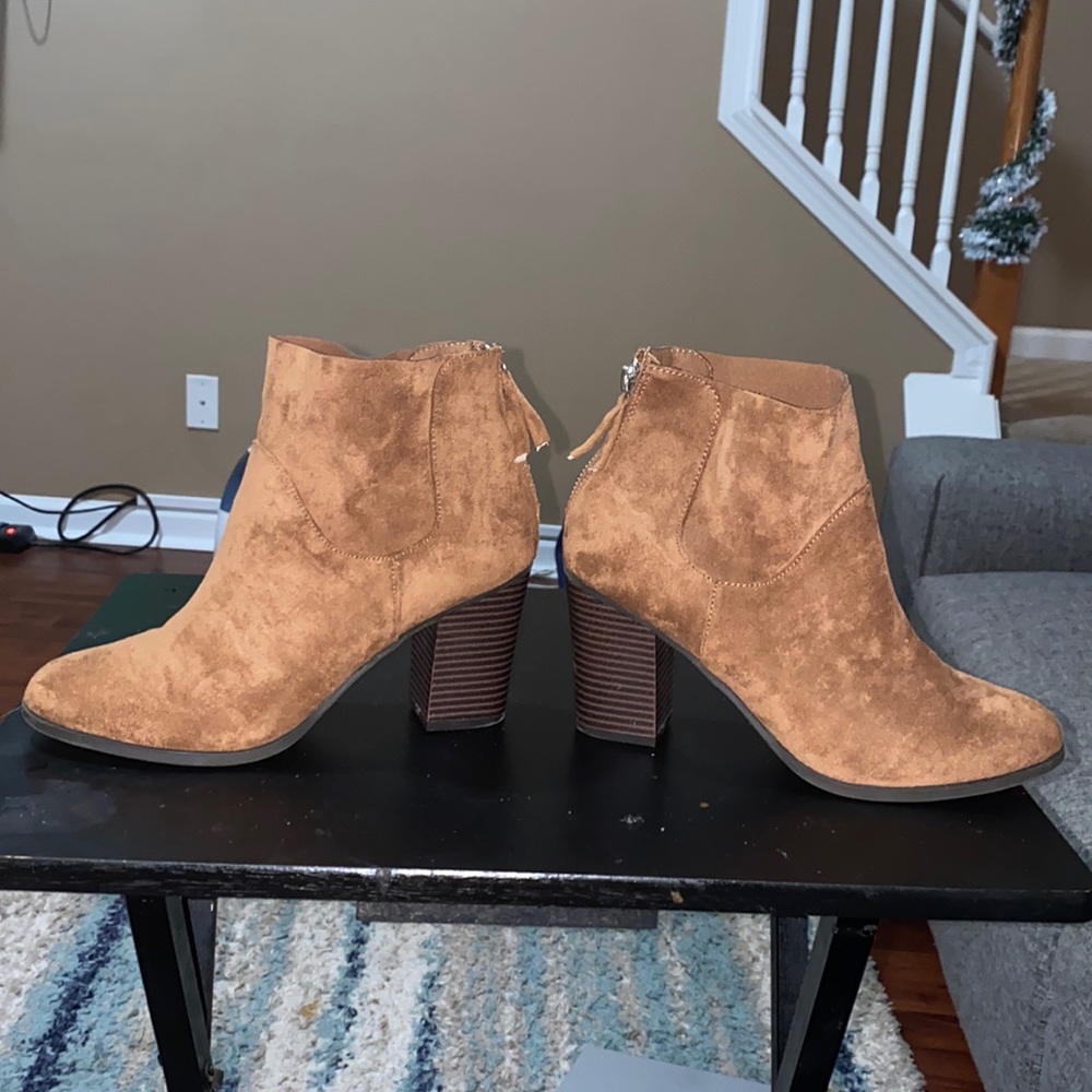 Size 8.5 - Cognac Brown Booties